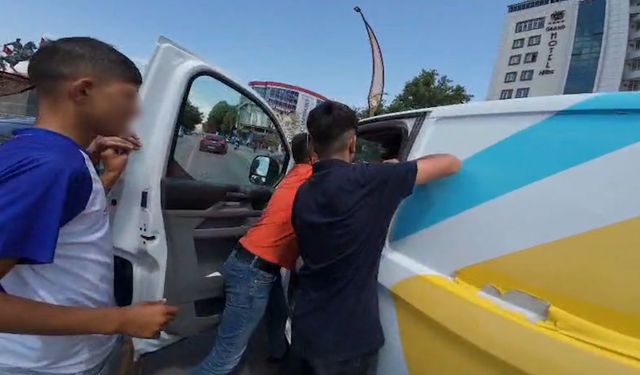 Aracından inerek diğer aracın sürücüsünü darp etti