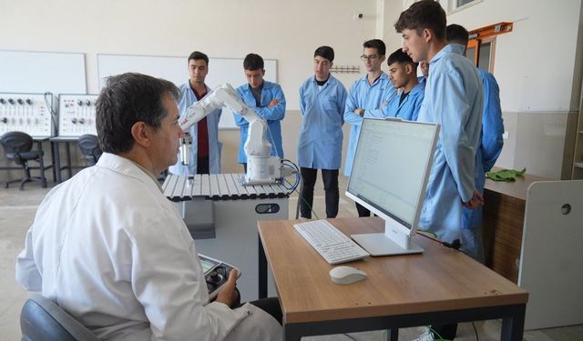 Öğrenciler hem üretiyor hem geleceğe hazırlanıyor