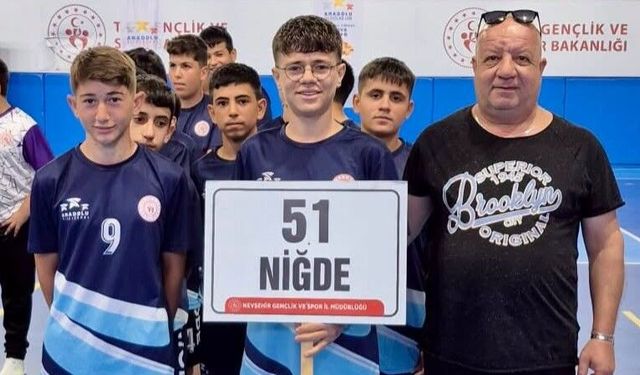 Genç Voleybolcular dereceyle döndü