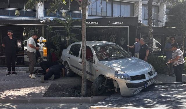 Kontrolden çıkan otomobil iş yerine daldı