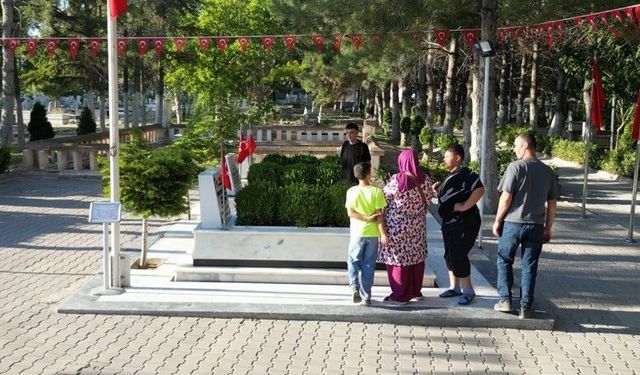 Türkiye'nin dört bir yanından Halisdemir'in kabrine ziyaret
