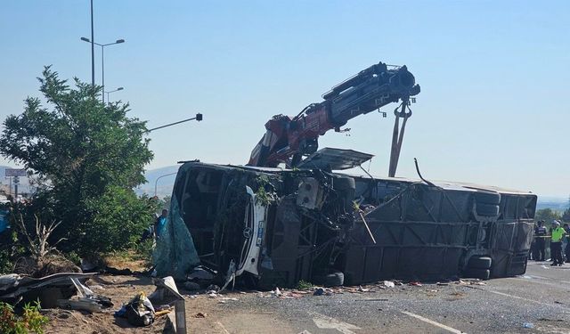 Kayseri’de yolcu otobüsü devrildi:1 ölü 24 yaralı