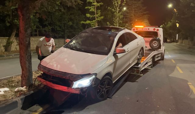 Otomobil refüjdeki ağaçlara çarptı: 2 yaralı