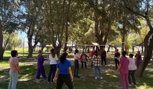 Bakım merkezi sakinlerinden piknik etkinliği