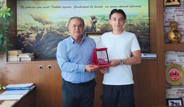 Genç Yazara Başkan Oya’dan plaket