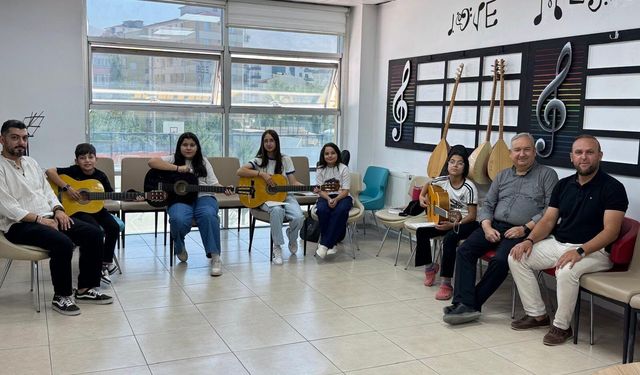 HEM’ den miniklere gitar kursu