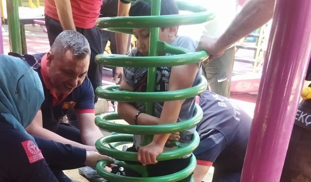 Bor İtfaiyesi parkta sıkışan çocuğu kurtardı (VİDEO HABER)