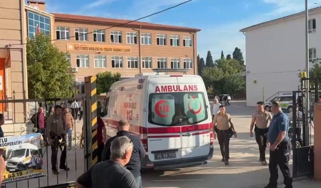 Manisa'da okul önünde silahlı saldırı!