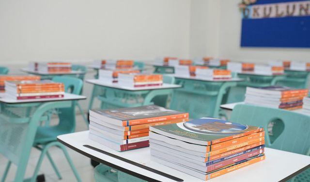 Ücretsiz ders kitapları sıralarda yerini aldı