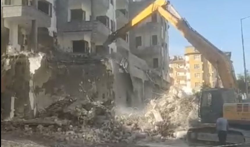Depremde hasar gören binaların yıkılma anı