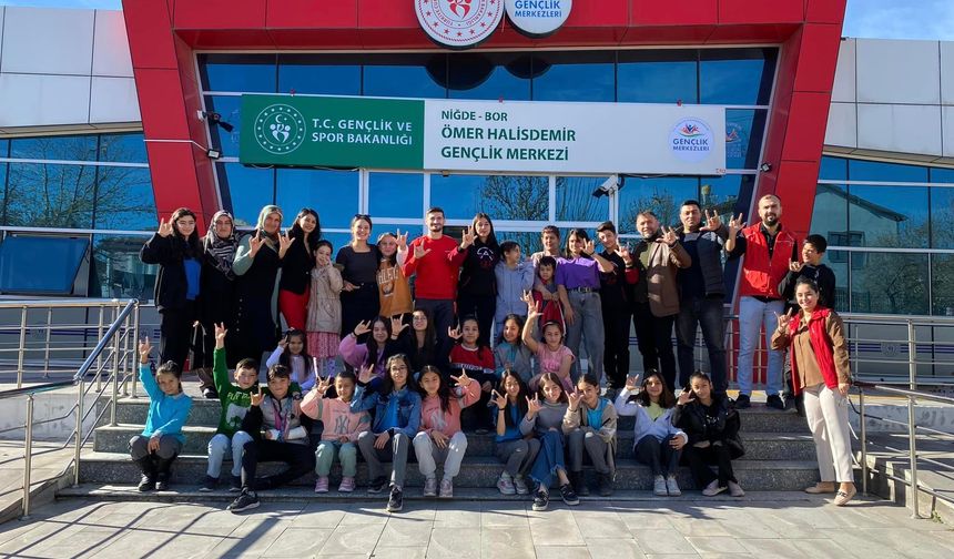 Engelli şampiyon çift Bor Gençlik Merkezi'ni ziyaret etti