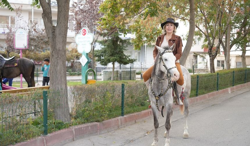 Kovboy muhtar, atıyla mahalle sakinlerini ziyaret ediyor