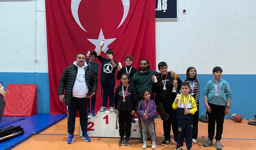 Ulukışla'da geleneksel okçuluk rüzgarı esti