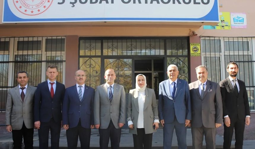 5 Şubat Ortaokulunu Ziyaret Etti