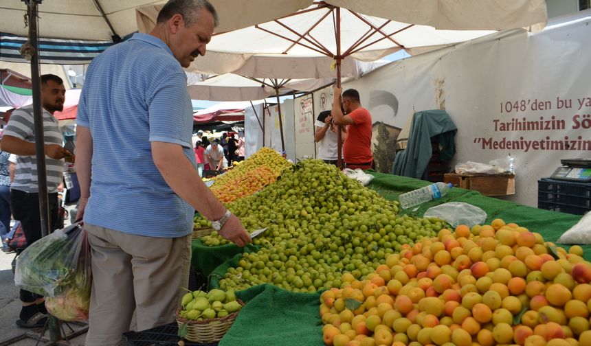 Perşembe Pazarı’nda Bayram Sonrası Yoğunluk Devam Ediyor