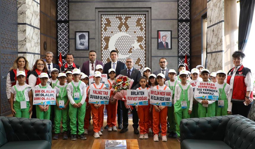 Dumlupınar İlkokulu Öğrencilerinden Vali Cahit Çelik’e Ziyaret