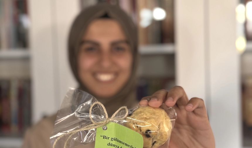 Kredi ve Yurtlar Genel Müdürlüğü personeli, hazırladıkları kurabiyeleri yurtlarda görev yapan çalışanlar ile öğrencilere