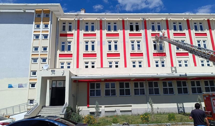 Çiftlik Anadolu İmam Hatip Lisesi'nde örnek davranış: Okul Müdür Yardımcısı binayı kendi boyadı