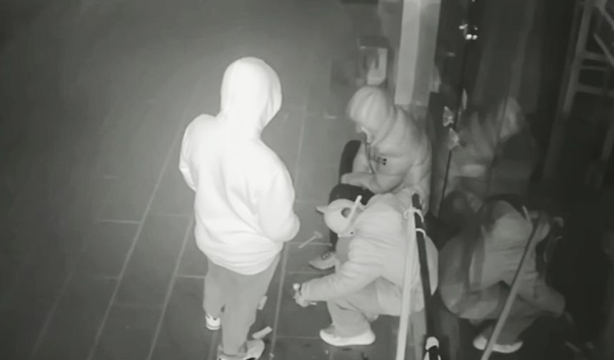 Önce sigara içtiler, sonra sakin sakin dükkânı soydular