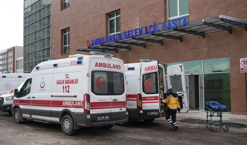 Otomobille çarpışan motosiklet sürücüsü öldü