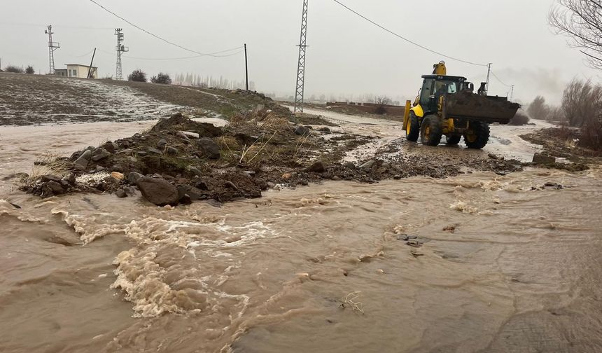 Niğde’de sağanak ve fırtına etkili oldu