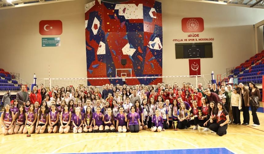 Midi, küçük ve Yıldız Kızlar Voleybol heyecanı sona erdi
