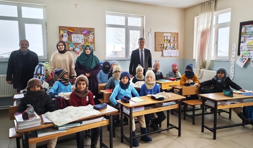 Niğdeli kadınlar Bitlisli köy çocuklarının içini ısıttı