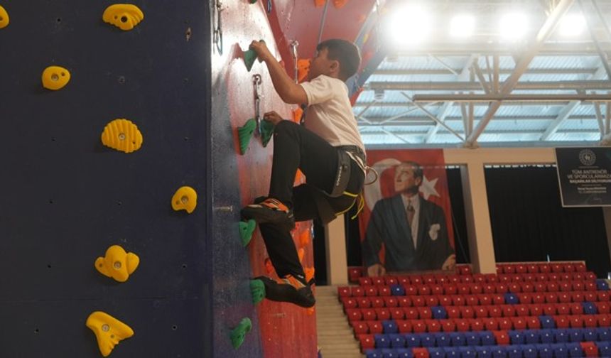 Niğde’deki tırmanış duvarı geleceğin dağcılarını yetiştirecek