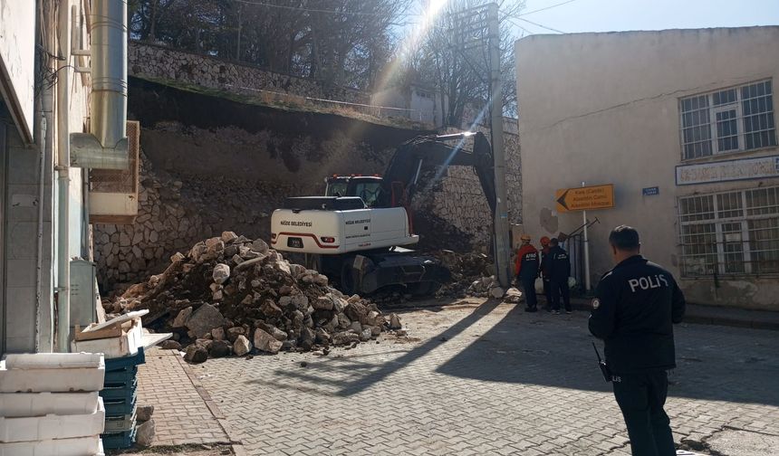 Kale Mahallesi’nde duvar çöktü! (VİDEO HABER)