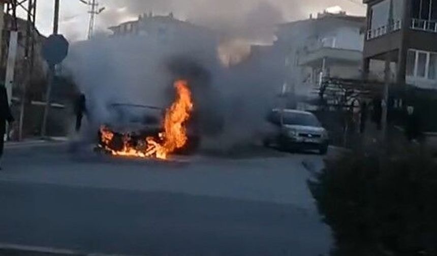 Park halindeki otomobil alev alev yandı!