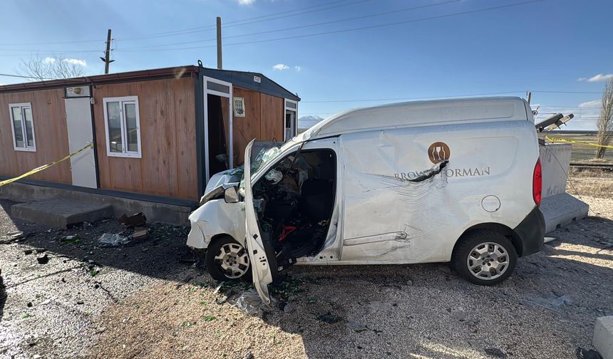 Bariyere çarpan sürücü hayatını kaybetti