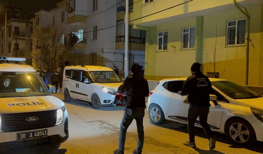 Kayseri'de husumetli ailelerin kavgasında 2 ev kurşunlandı