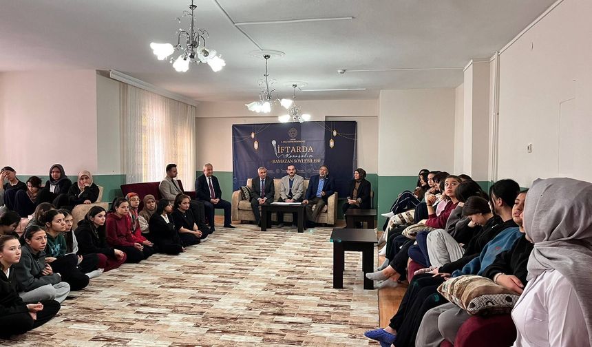 “Maarifin Kalbinde Ramazan” Programı Öğrencilerle Buluştu