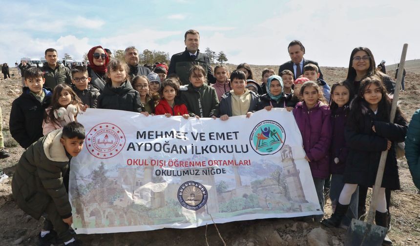 Minikler Fidanları toprakla buluşturdu