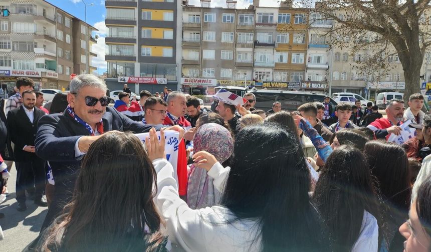 Uzkurt Sevgi Evleri’ndeki çocuklara forma hediye etti