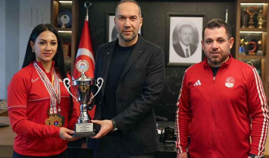 Milli Kayakçı Ebru Tuncer’den Çifte Gurur