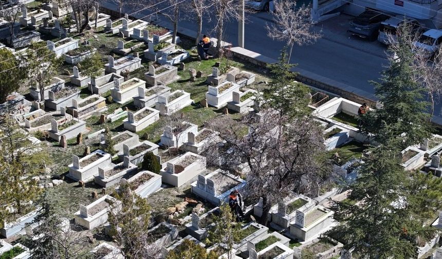 Belediye’den kabir ziyaretleri için hummalı çalışma