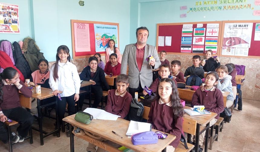 Kendi bütçesi ile Çardak’lı minikleri sevindirdi