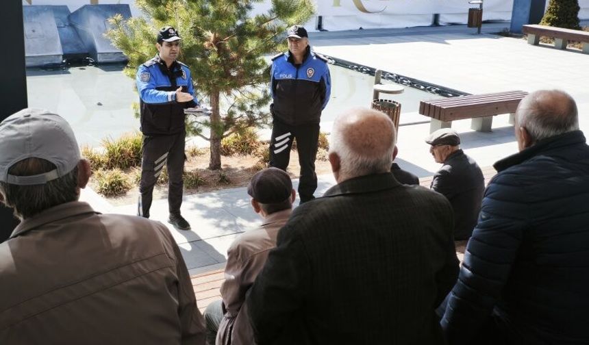 Polis vatandaşları bilgilendirmeye devam ediyor