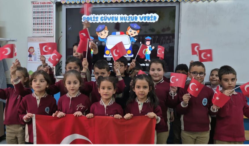 Minik öğrencilerden polislere sevgi dolu kutlama