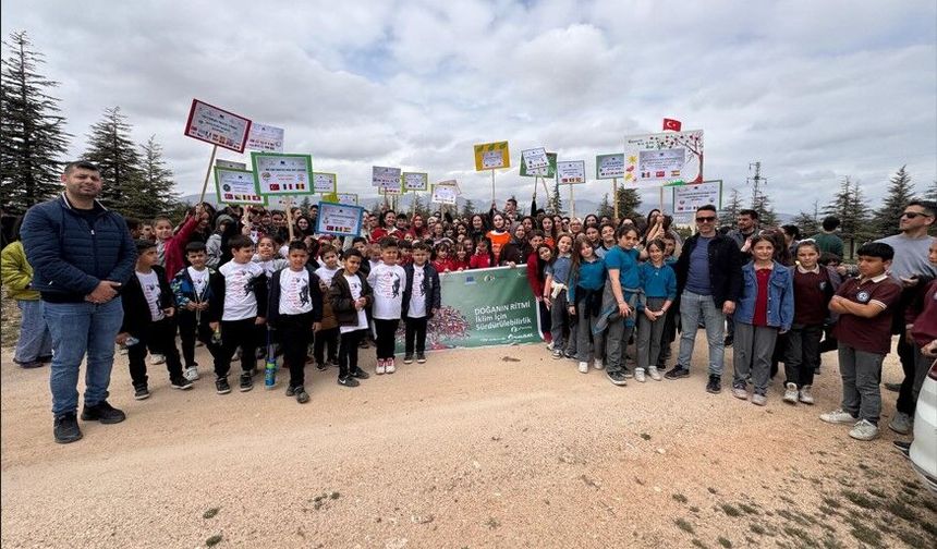 230 öğrenci 115 fidanı toprakla buluşturdu