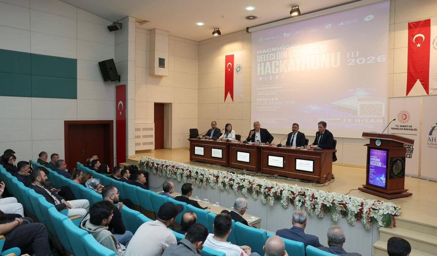 HackNiğde’de gençler geleceği kodladı