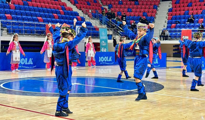 Halk Oyunları müsabakalarında renkli görüntüler