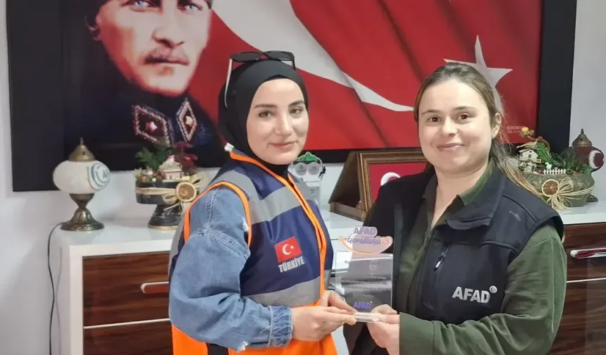 İl Müdür Öner’den Gönüllülere plaket