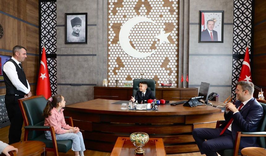 Vali Akmeşe, Makamı öğrenciye devretti