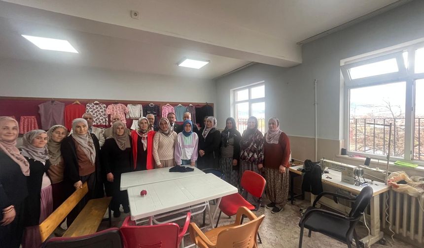 Alay’lı Kadınlar Gazze’deki çocuklara kıyafet dikiyor