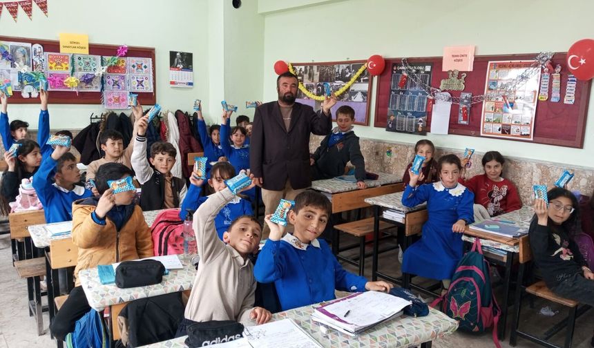 Divarlı’da Hayırseverden, Miniklere ikram (ÖZEL HABER)