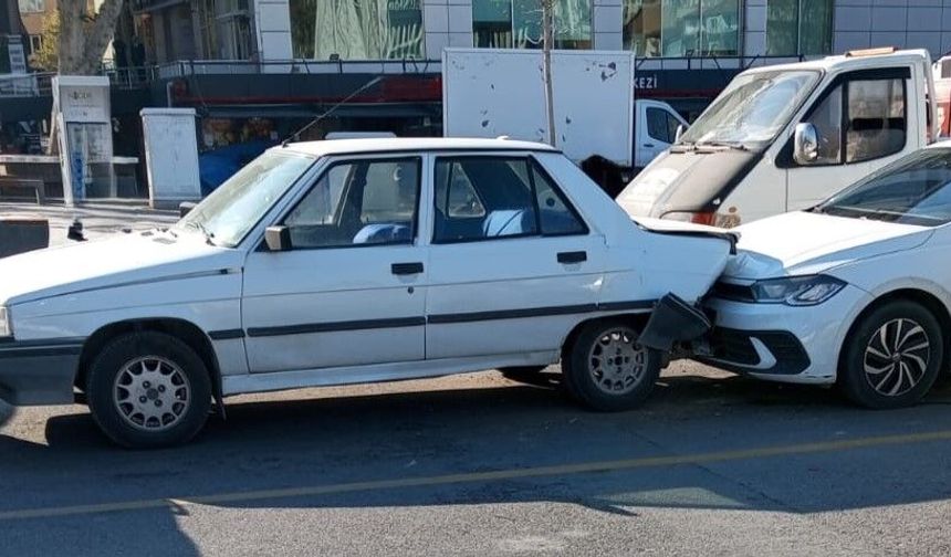 İki araç çarpıştı, maddi hasar oluştu! (VİDEO HABER)