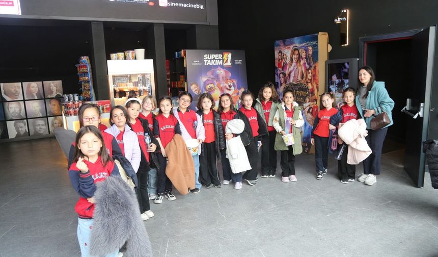 Başkan Özdemir’den miniklere sinema jesti