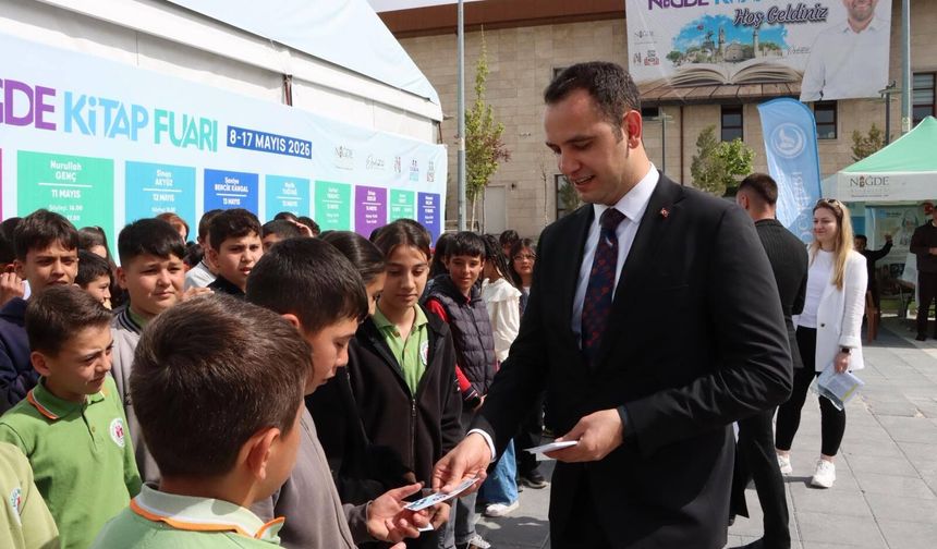 Fuarda köyden gelen öğrencilere hediye çeki